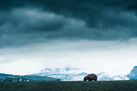 Donkere wolken pakken zich samen boven de gletsjer Entujkull Het onvoorspelbare weer in de hooglanden van IJsland ook in de zomer vereist een goede voorbereiding  en een stevige 4x4