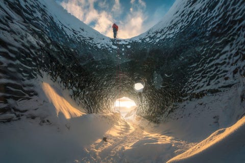 Deze foto nam ik tijdens een prachtige zonsondergang in IJsland We hadden een paar kilometer gewandeld om bij deze ijsgrot te komen We waren met een klein groepje en onze gids liet ons zien hoe ze ieder jaar abseilen om nieuwe gebieden te onderzoeken op het ontstaan van ijsgrotten