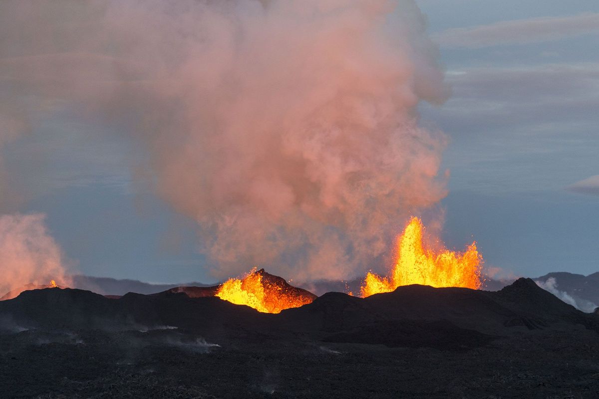Op deze luchtfoto van 14 september 2014 is te zien hoe de vulkaan Brarbunga in het zuidwesten van IJsland lava en rook uitbraakt De Brarbunga is de op n na hoogste berg van IJsland en ligt onder de grootste gletsjer van Europa de Vatnajekull