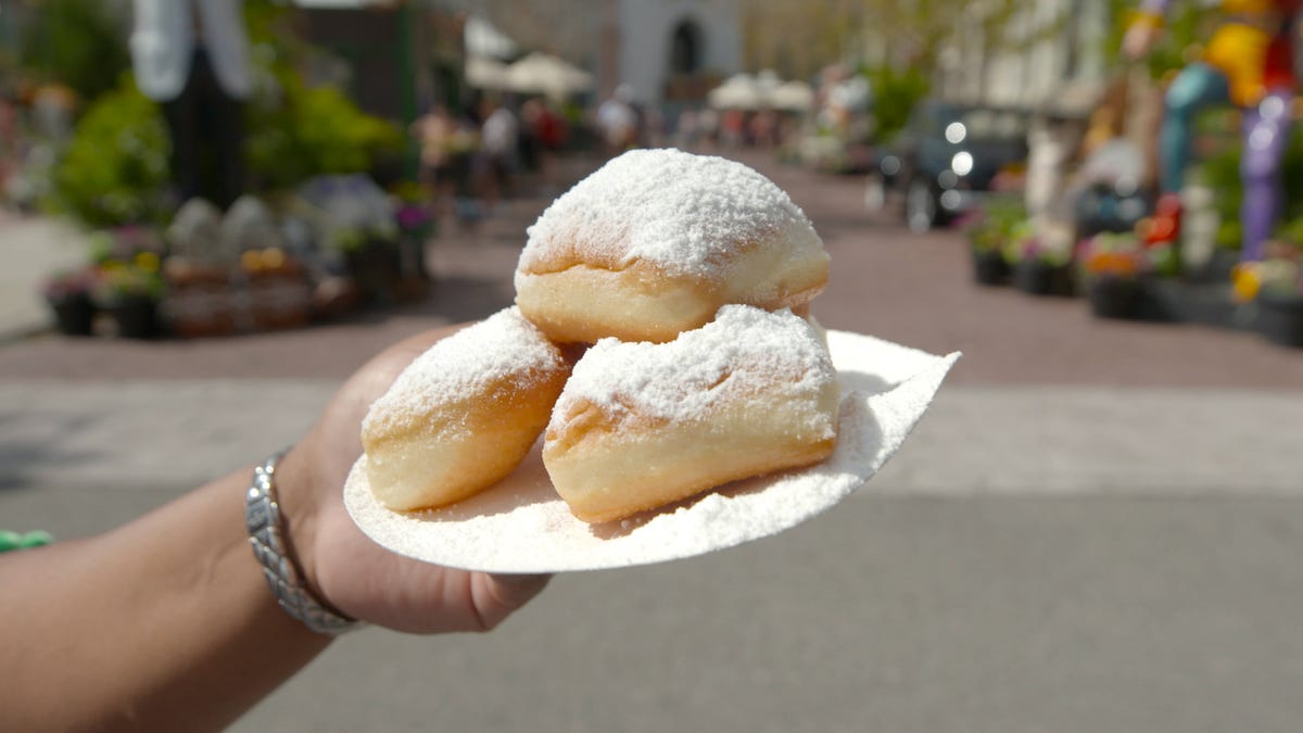 preview for Ultimate Mardi Gras Challenge: Trying All Of The Universal Studios Treats
