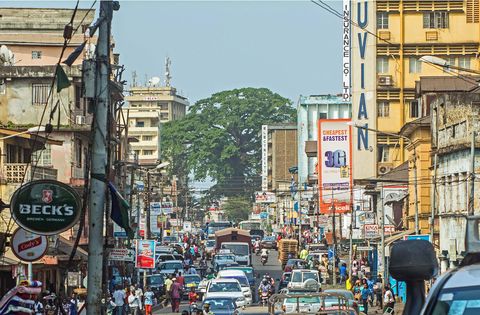 KATOENBOOM FREETOWN SIERRA LEONEIn het oude centrum van Freetown de hoofdstad van Sierra Leone staat een reusachtige katoenboom in het midden van de verkeersdrukte De boom is al sinds de stichting van de stad een ontmoetingspunt
