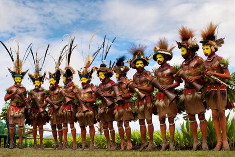 Iconische plaatsen om te fotograferen In de hooglanden van Papua NieuwGuinea komen we oog in oog te staan met de delen van ons brein die de moderne wereld goed verborgen heeft gehouden De Huli stam en vele andere volken en culturen dragen hun tradities uit die diep in tijd en hoofd verankerd liggen sleuren hun innerlijke geesten naar buiten en door middel van gedetailleerde kleding en riante makeup dragen ze met trots zoals singsings De transformatie van alledaagse mensen naar verschijningen uit de geestenwereld is verbijsterend Starend naar hun gezichten gaan we de confrontatie aan met onze eigen versplinterde natuur Door heel Papua NieuwGuinea heen draagt elke groep met trots hun eigen identiteit en innerlijk uitIconisch beeld De gezichten bij het dansen de karakters komen tot leven