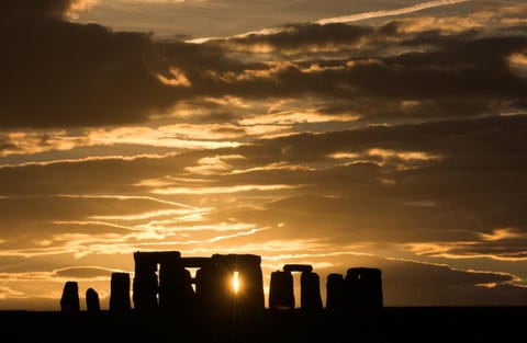 Iconische plaatsen om te fotograferen Weinig plekken geven je zon gevoel van tijdloosheid als Stonehenge De absolute zekerheid dat de aarde de zon en Stonehenge de afgelopen 5000 jaar exact in lijn hebben gelegen zodat de lichtstralen over de velden van Salisbury konden glijden wakkert ons gevoel voor kosmische orde aan De rotsen staan daar maar stoer maar toch elegant op hun plaats gezet door handige mensen die we ons amper kunnen voorstellen of herinneren En dan is dat moment vervlogen en realiseren we dat wij ook op een lijn kunnen zijn hoe kort ook met de tijd zelfIconisch beeld De zonnestralen die op de een of andere manier de stenen kruisen