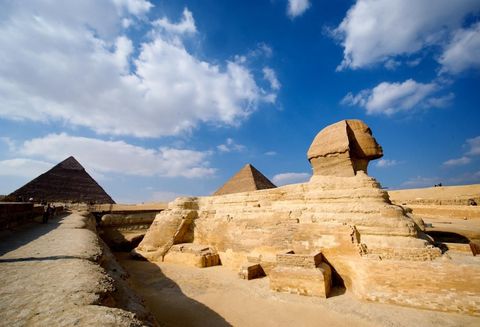 De piramides belichamen in feite het begrip iconisch Hun typerende driehoekige vorm is direct herkenbaar en staat in onze collectieve menselijke blauwdruk geprint Die vorm En dus zijn ze al 4500 jaar het wonderlijkste wonder ongevenaard voor hun lef en het toonbeeld van design En dan is daar ook de Sfinx zo intrigerend omdat we er zo weinig vanaf weten Hij is vooral verleidelijk op oude fotos toen hij nog tot zijn nek begraven zat in het zand van de Egyptische woestijn Iconisch beeld Onderzoek de verschillende samenstellingen vanaf een afstand voor gestapelde beelden of van dichtbij voor intieme connecties