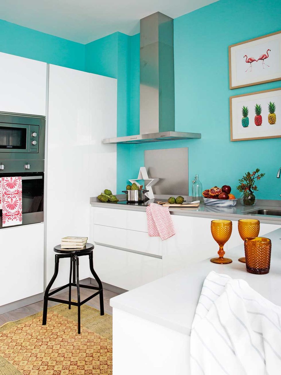 Чем можно покрасить кухню. Окрашивание стен на кухне. Бирюзовые стены на кухне. Бирюзовый цвет стен на кухне. Кухня в бирюзовом цвете.