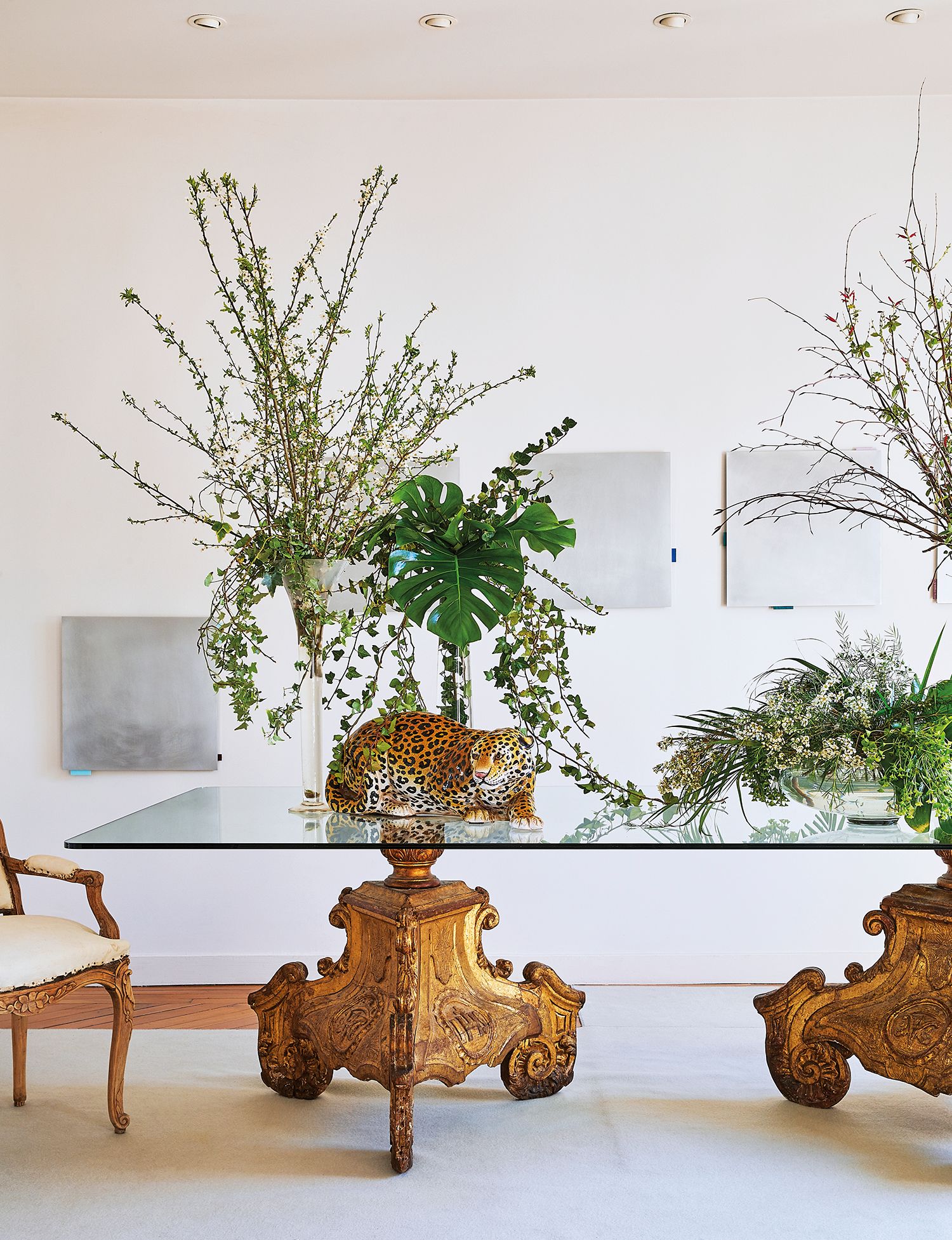 Decoración floral interior del hogar a partir de flores secas naturales o  ramitas fuertes sombras sobre fondo verde