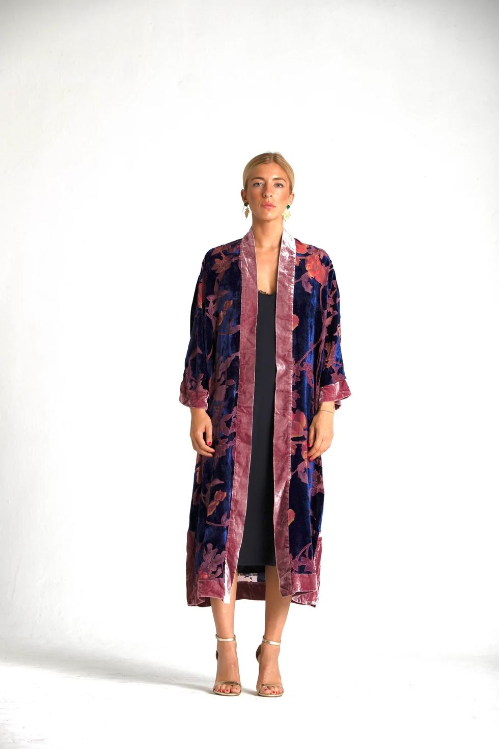 ideas invitadas otoño 2022 kimono terciopelo estampado de un prado rosa
