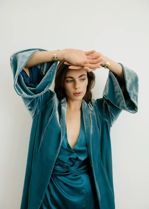ideas invitadas otoño 2022 kimono terciopelo azul studio by claudia llagostera