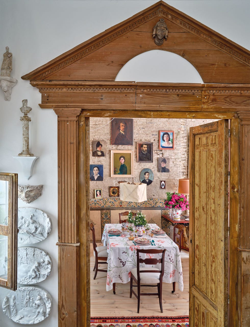 mesa puesta con artesanías y antigüedades