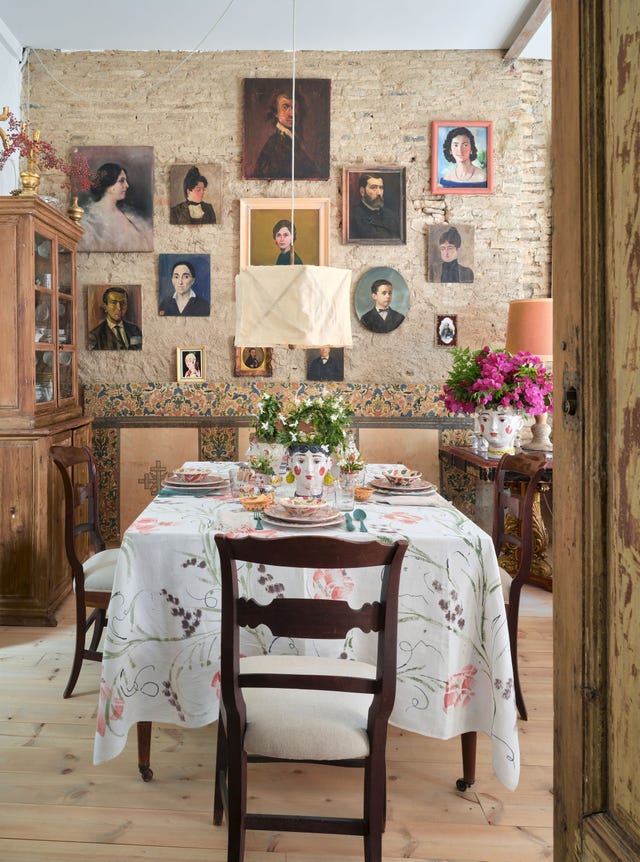 mesa puesta con artesanías y antigüedades