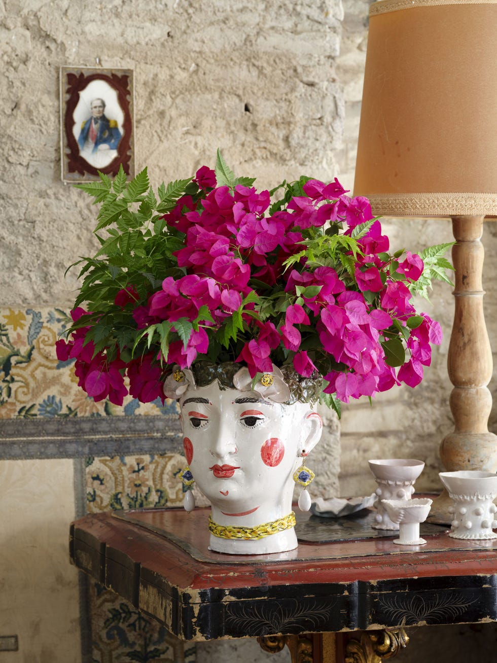 mesa puesta con artesanías y antigüedades