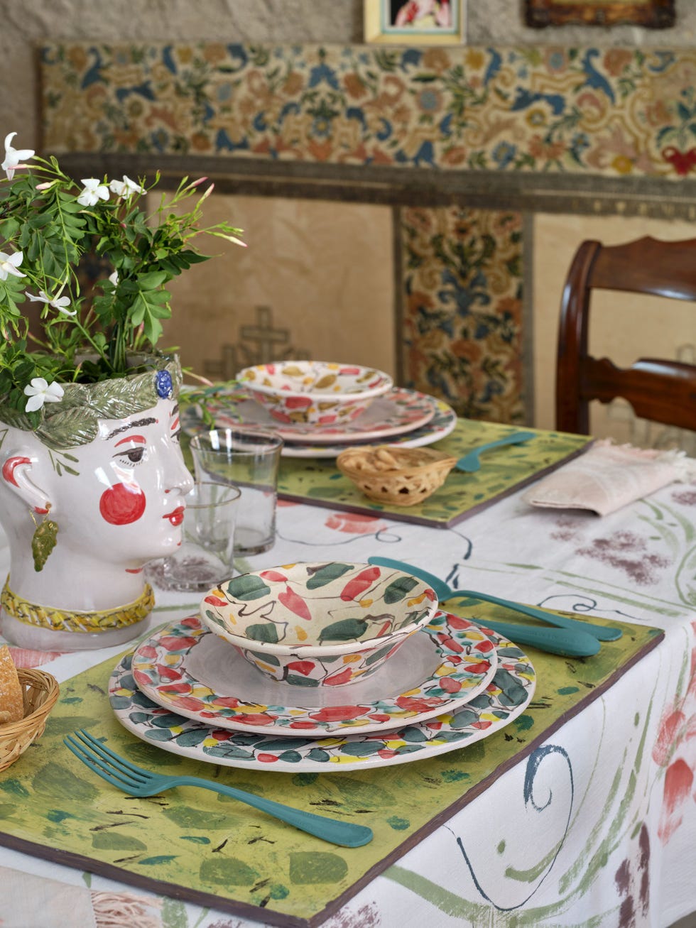 mesa puesta con artesanías y antigüedades