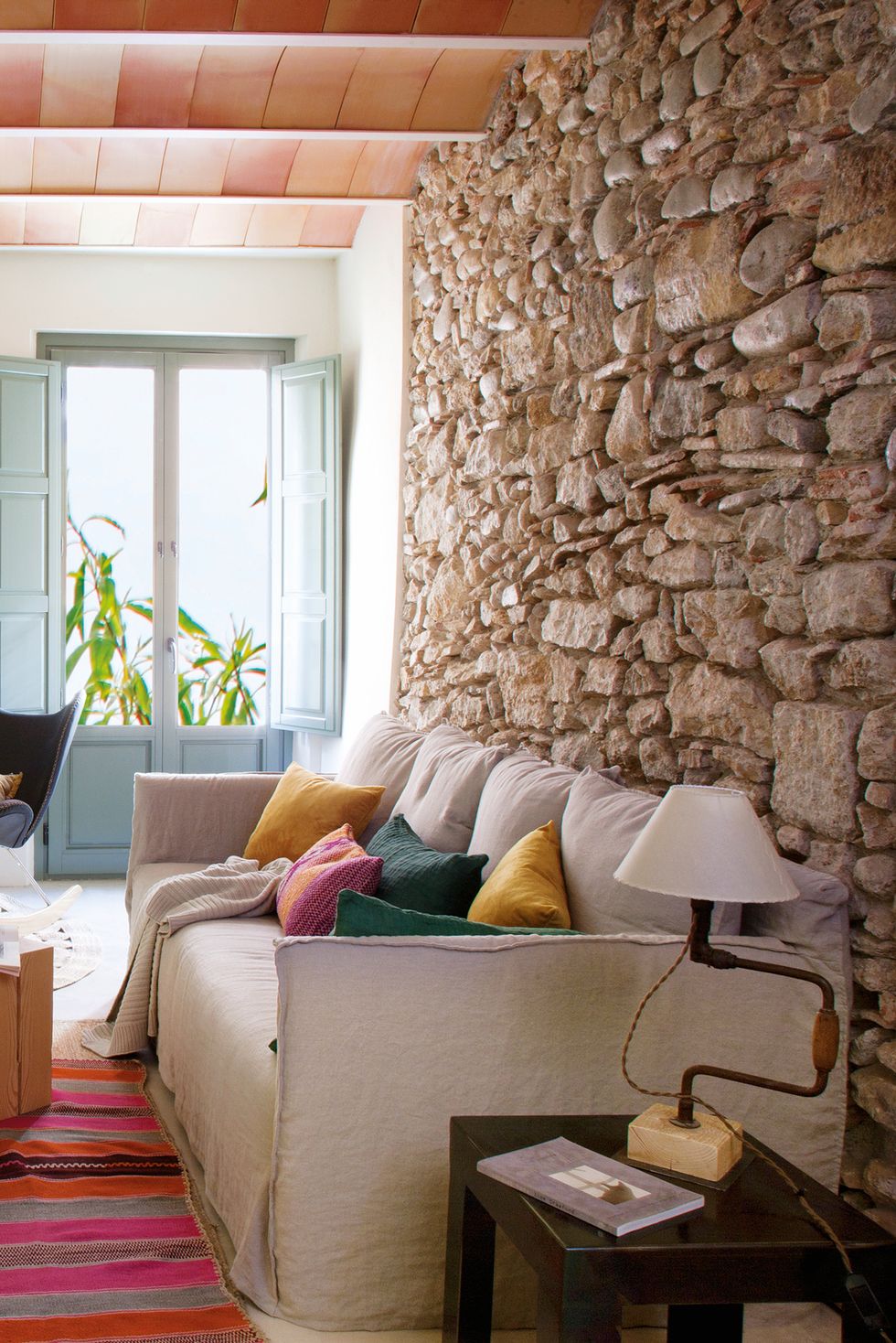 20 paredes de piedra para decorar espacios interiores
