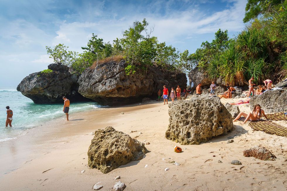 Bali wordt overspoeld door toeristen Je kunt ook kiezen voor een van de andere duizenden eilanden die deel uitmaken van de archipel van Indonesi