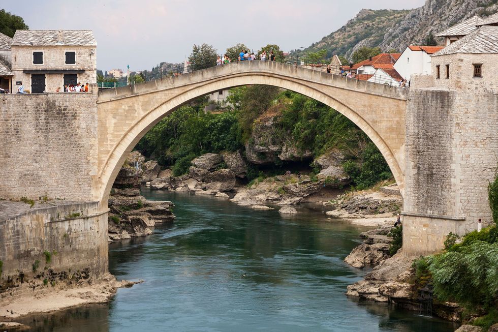 Reis naar het naburige Bosni en Herzegovina om de oude brug te bezoeken een UNESCOwerelderfgoedsite