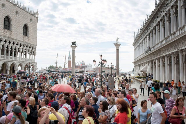 Toeristen drommen samen op het San Marcoplein in Veneti Een van de eenvoudigste manieren om bij te dragen aan het behoud van populaire bestemmingen en om de toeristische druk op deze plekken te verlichten is het mijden van de gebaande paden en het kiezen voor alternatieve bestemmingen