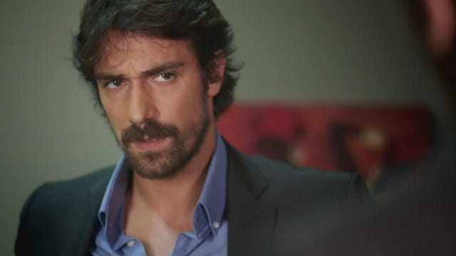 cemil se siente celoso de erhan, mientras que una llamada de la policía amenaza con cambiar al vida de iffet