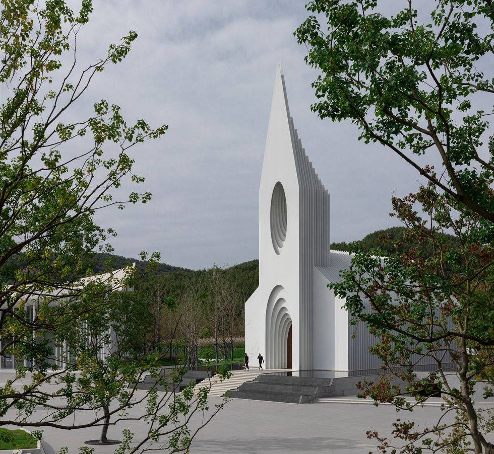 Atar Tiza Surichinmoi Una iglesia blanca y moderna inspirada en la arquitectura clásica