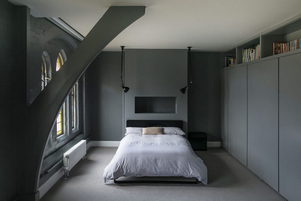 dormitorio con paredes y armario de color gris