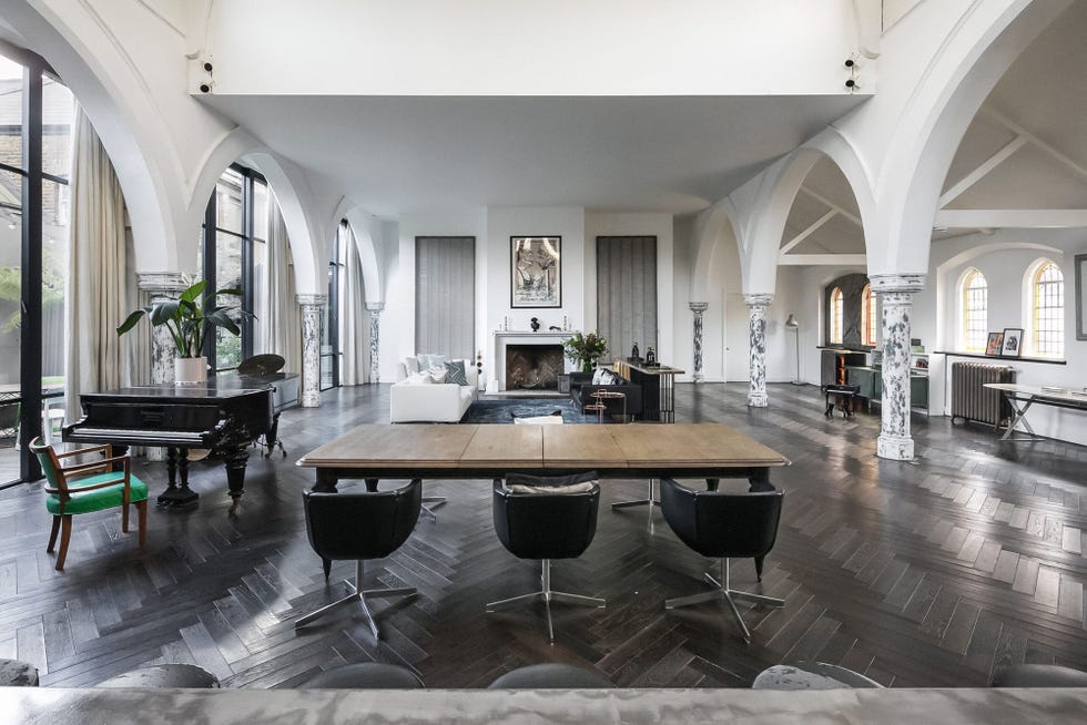 iglesia victoriana transformada en casa de diseño contemporáneo con espacios abiertos