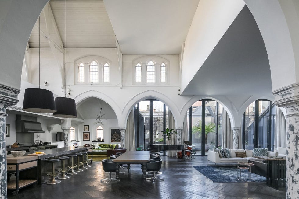 iglesia victoriana transformada en casa de diseño contemporáneo con espacios abiertos