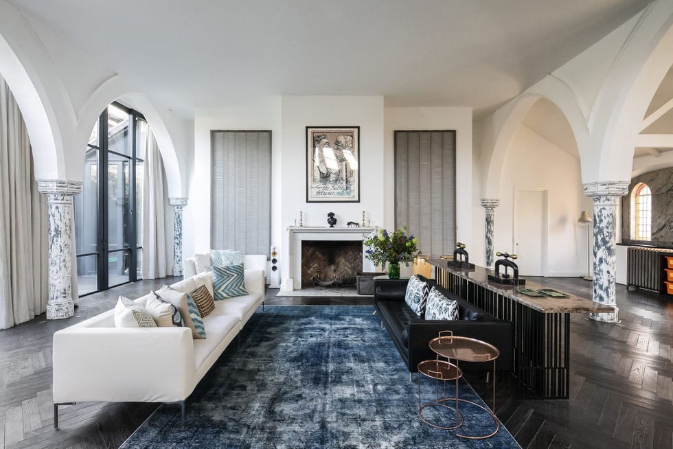 salón abierto con chimenea y arcos apuntados