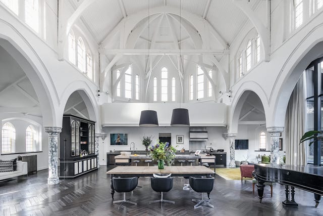 iglesia victoriana transformada en casa de diseño contemporáneo con espacios abiertos