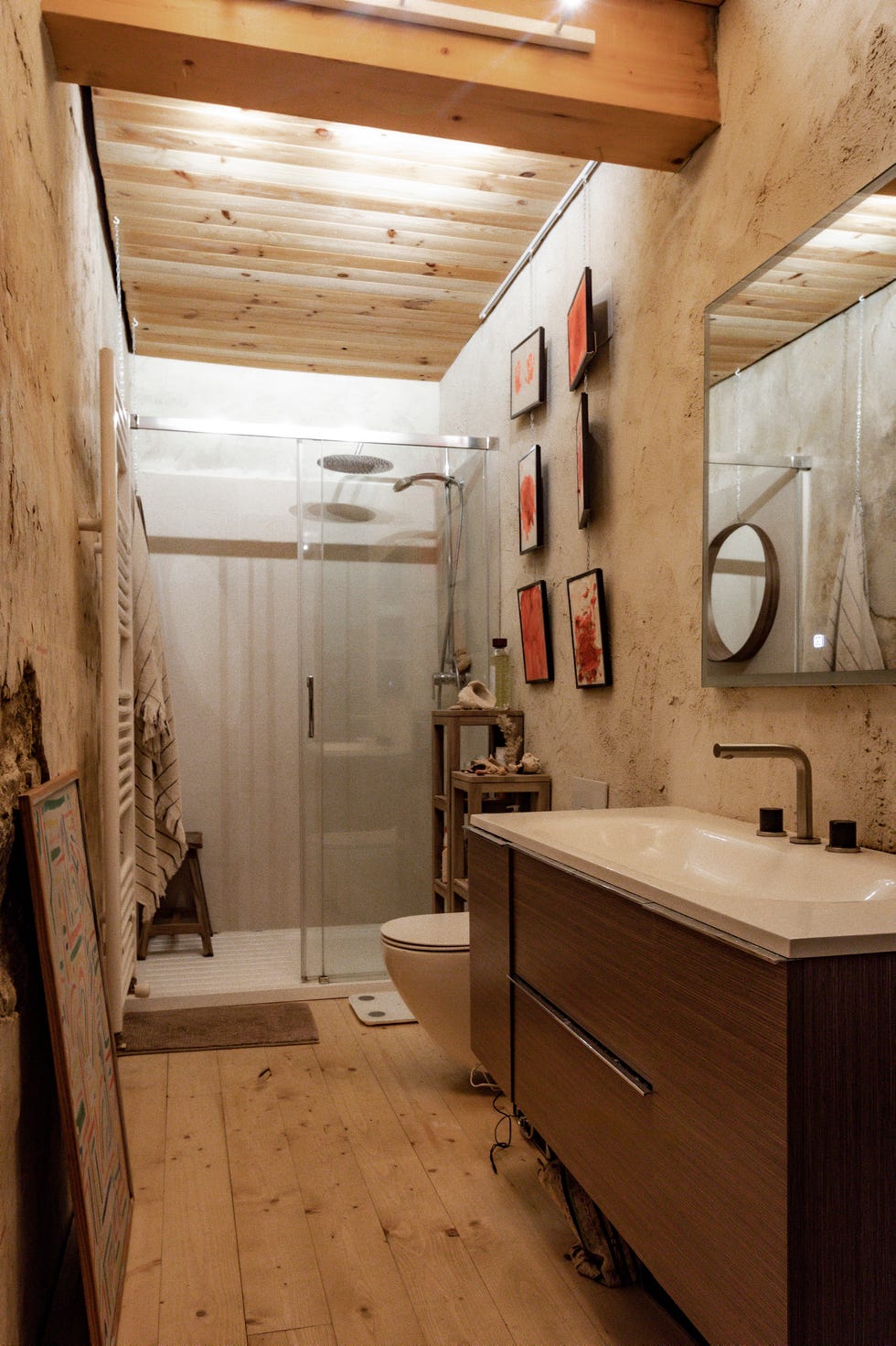 casa iglesia en bilbao baño con suelo y techo en madera