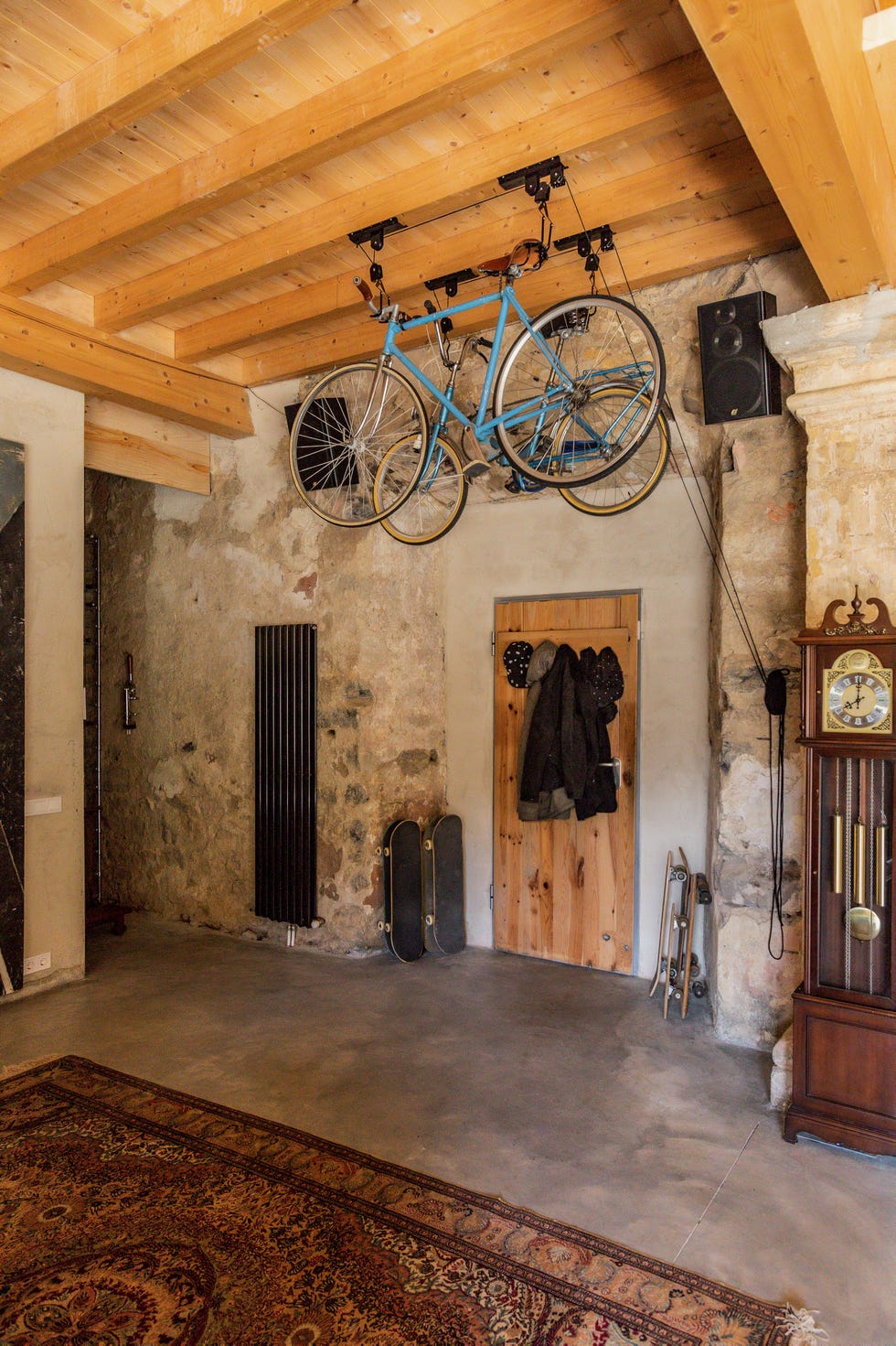 casa iglesia en bilbao bicicletas colgadas con poleas y tablas de skate