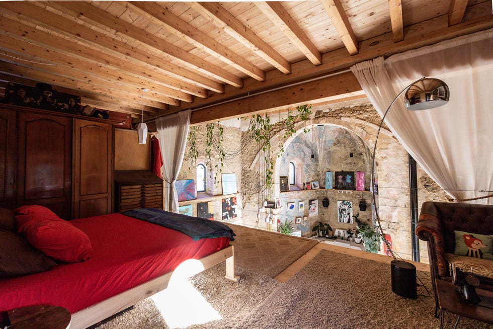 casa iglesia en bilbao dormitorio con estructura de madera y mueble estilo imprenta