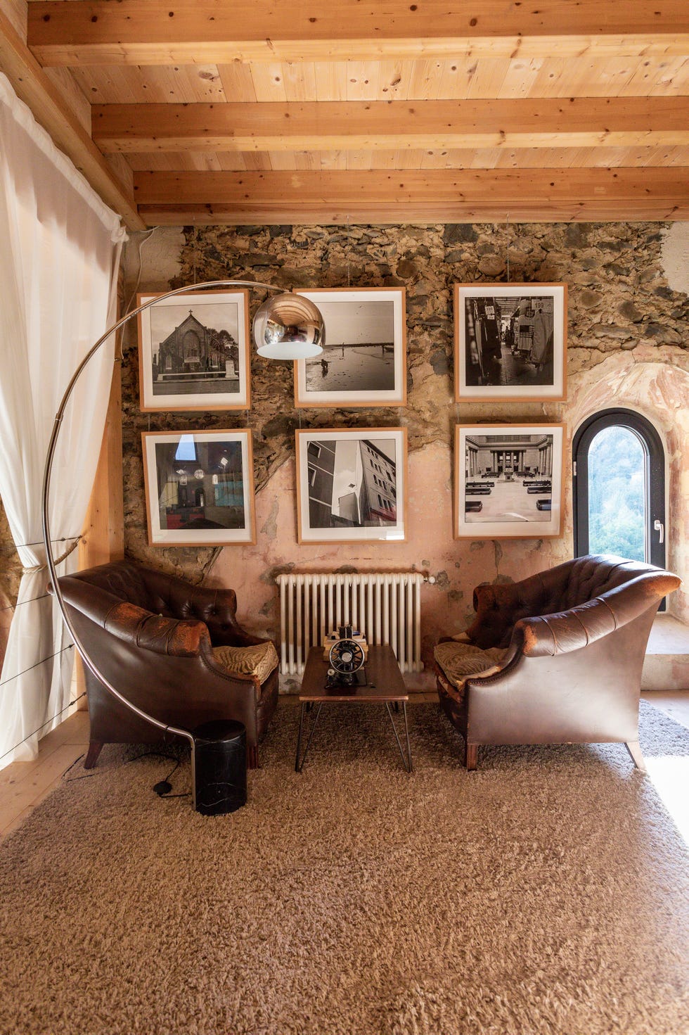 casa iglesia en bilbao rincón de lectura con sillones chester y lámpara con pie de arco