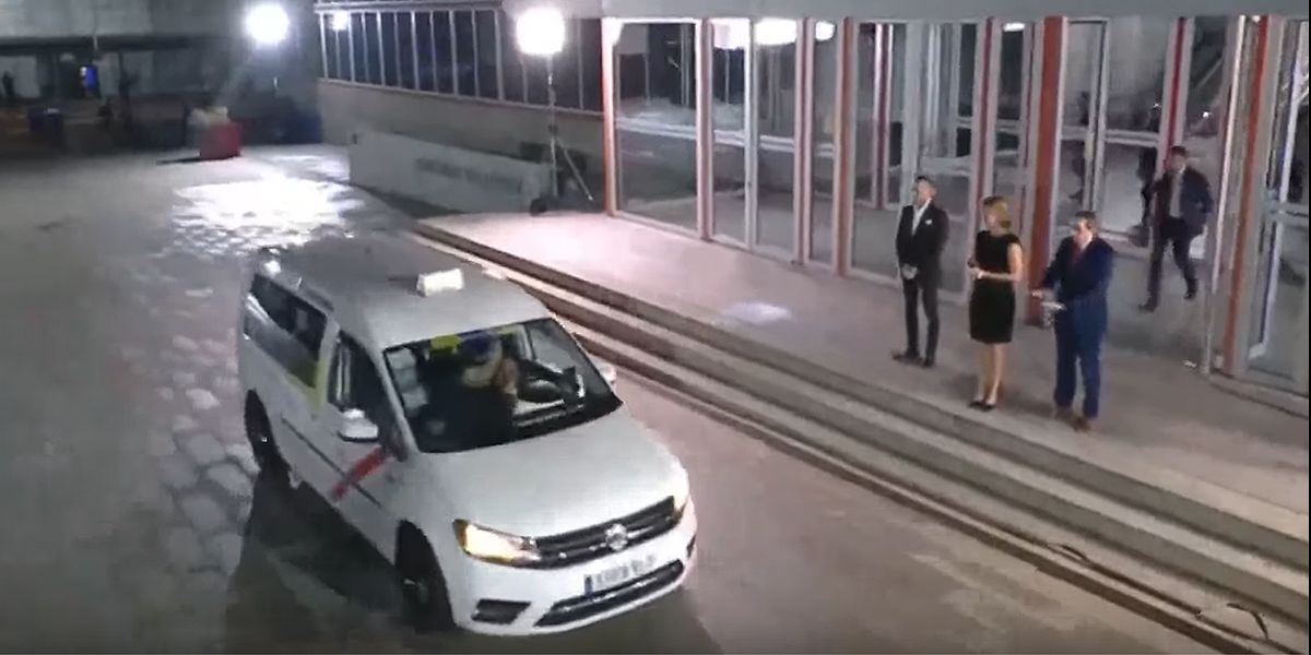 Pablo Iglesias llega en taxi al debate electoral