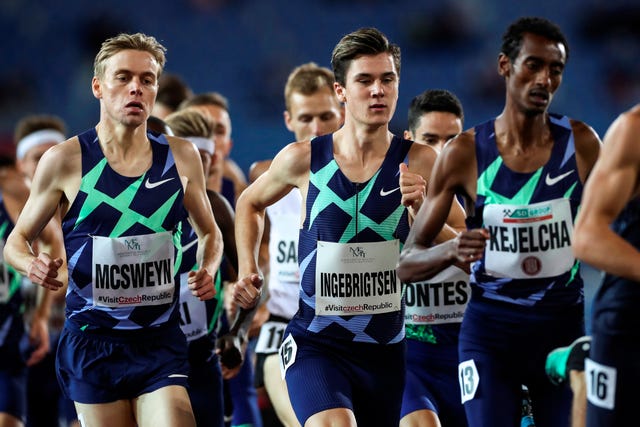 jakob ingebrigtsen corre los 1500m de la reunión golden spike de ostrava con ignacio fontes detrás