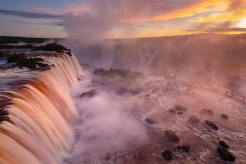 PARQUE NACIONAL IGUAZ ARGENTINI EN  PARQUE NACIONAL DO IGUAU BRAZILIDeze zusterparken liggen naast elkaar op de grens tussen Argentini en Brazili en herbergen een van de indrukwekkendste watervallen ter wereld die zich uitspreidt over bijna drie kilometer breedte Het subtropische regenwoud rondom de watervallen is een uniek ecosysteem van planten en dieren die zich hebben ontwikkeld in reactie op de extreme omstandigheden in het gebied Wie weet vang je een glimp op van een reuzenmiereneter een jaguar of een breedsnuitkaaiman en anders zijn er honderden vogelsoorten te bekijken plus planten die je nergens anders ter wereld tegenkomt