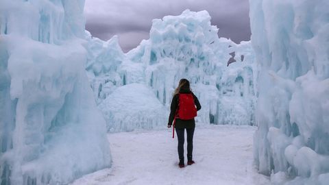 Vergeet ook geen bezoekje te brengen aan de naastgelegen ijskastelen waar je je verwondert aan de gigantische creaties en van een ijsglijbaan roetsjt s Avonds wordt de witblauwe wereld opgelicht door kleurrijke lichtinstallaties