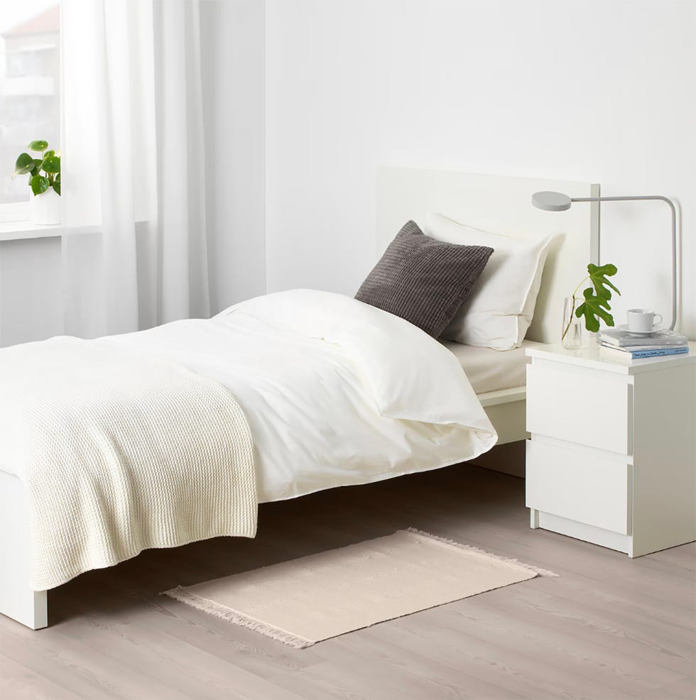cómo hacer un hack de ikea con una alfombra de pasillo para decorar el sofá con un cojín en estilo boho chic