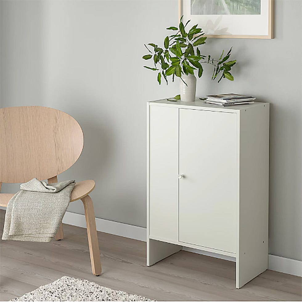 ikea baja el precio de un precioso mueble de almacenaje blanco perfecto para ganar espacio en casas pequeñas