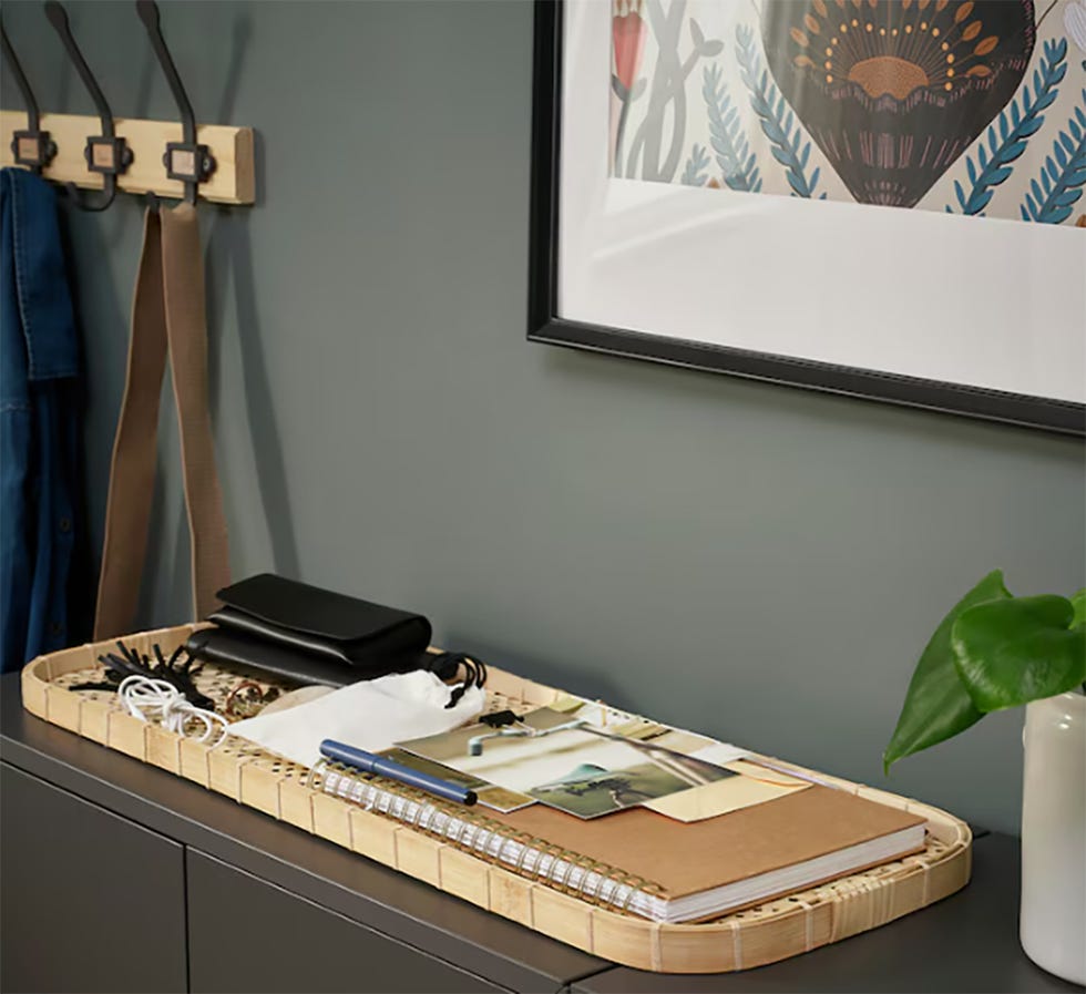 ikea tiene una bandeja rejilla decorativa con la que se puede hacer un original cabecero diy para el dormitorio