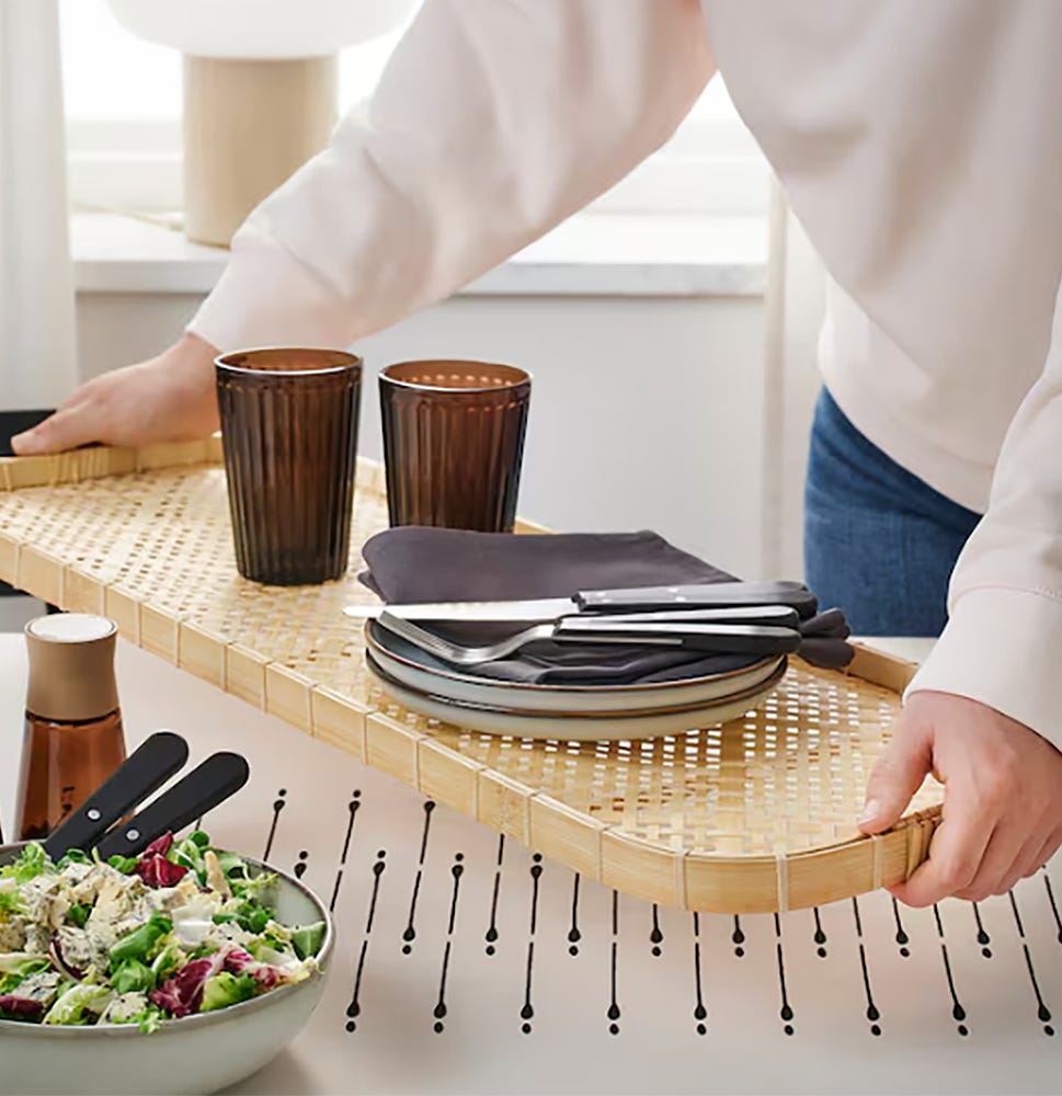 ikea tiene una bandeja rejilla decorativa con la que se puede hacer un original cabecero diy para el dormitorio
