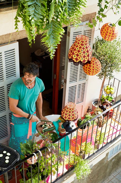 barbacoa, farolillos estampados, maceteros, terraza
