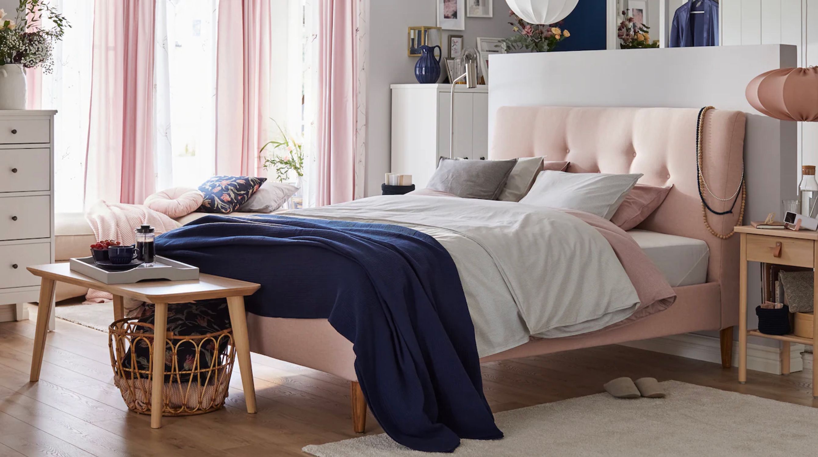 Doce láminas de flores de Ikea para sustituir el cabecero de la cama de un  dormitorio pequeño y que así parezca más grande