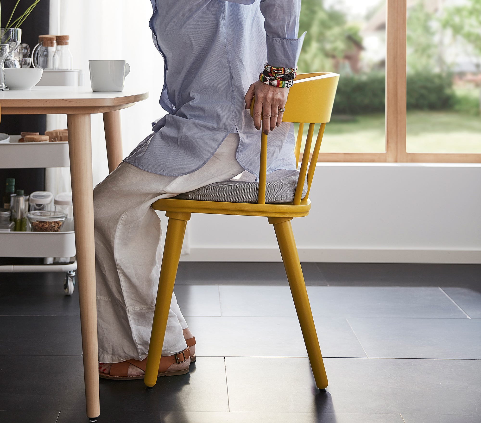 silla en color mostaza de la colección omtÄnksam de ikea