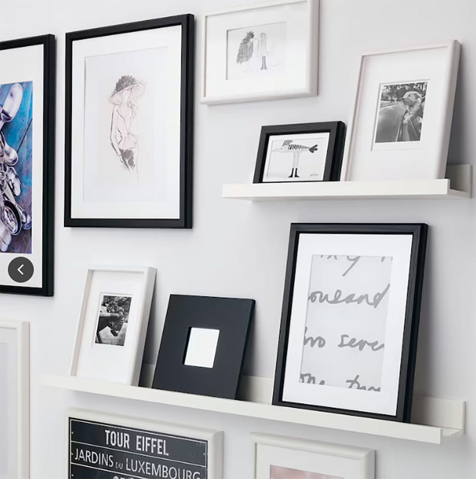 la estantería de pared estrecha es perfecta para colocar la pizarra diy, cuadros o fotografías