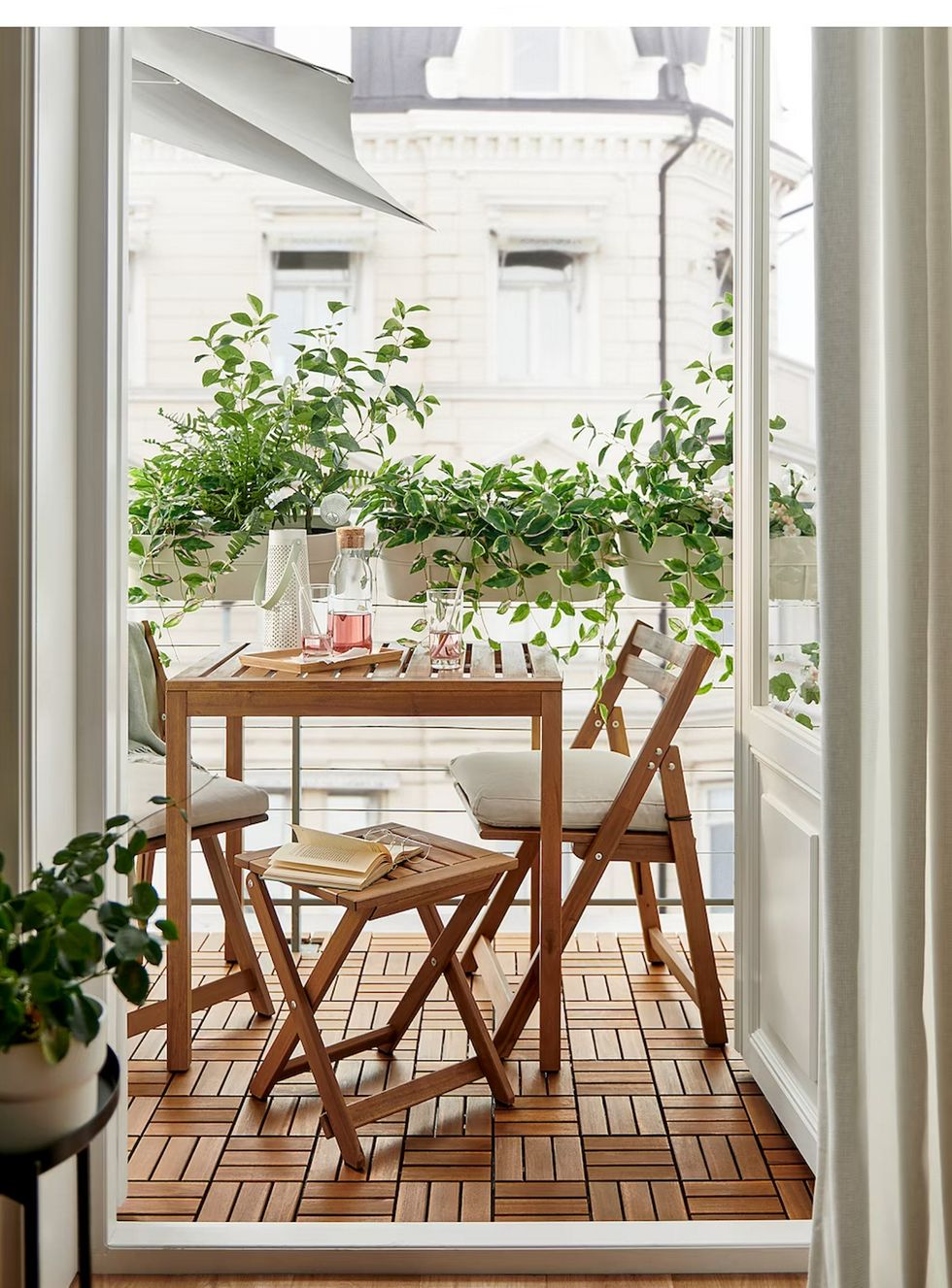 Una mesa para terrazas estrechas
