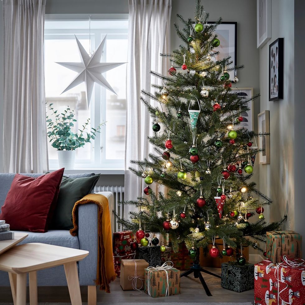 Un salón moderno decorado con adornos navideños, un árbol de navidad y  regalos. concepto de navidad, tradición y celebración.
