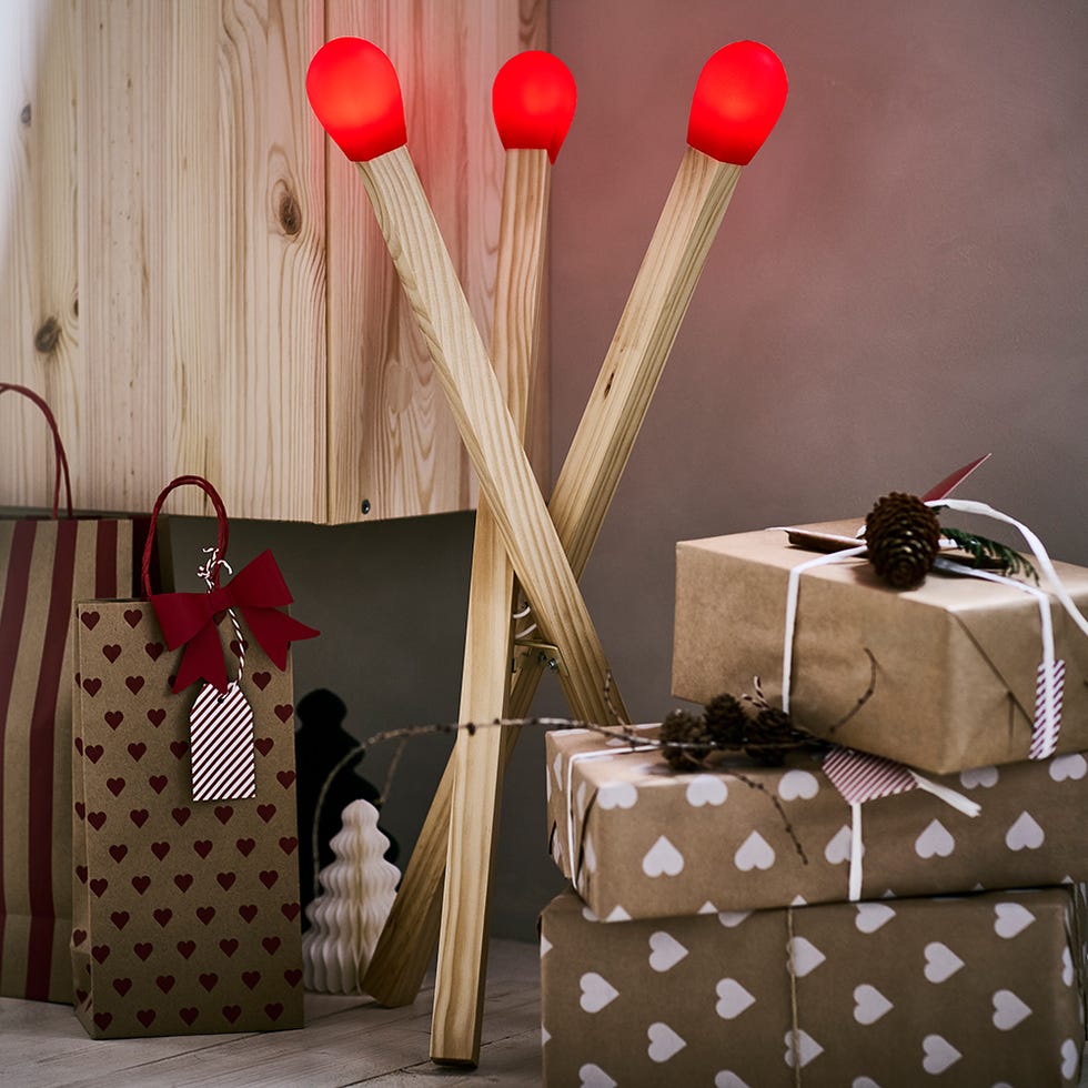 lámpara de pie en forma de cerillas para decorar la casa en navidad