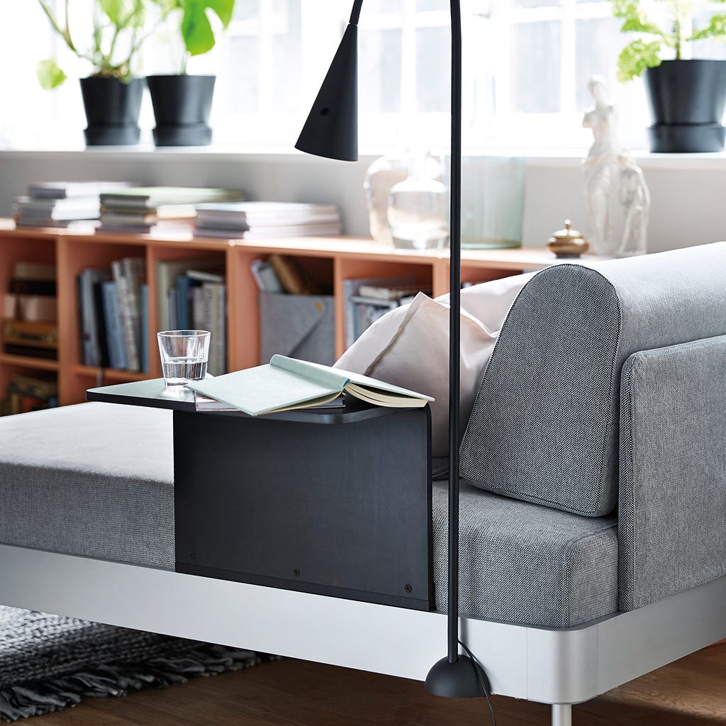 chaise longue de la serie delaktig, diseñada por ikea y tom dixon