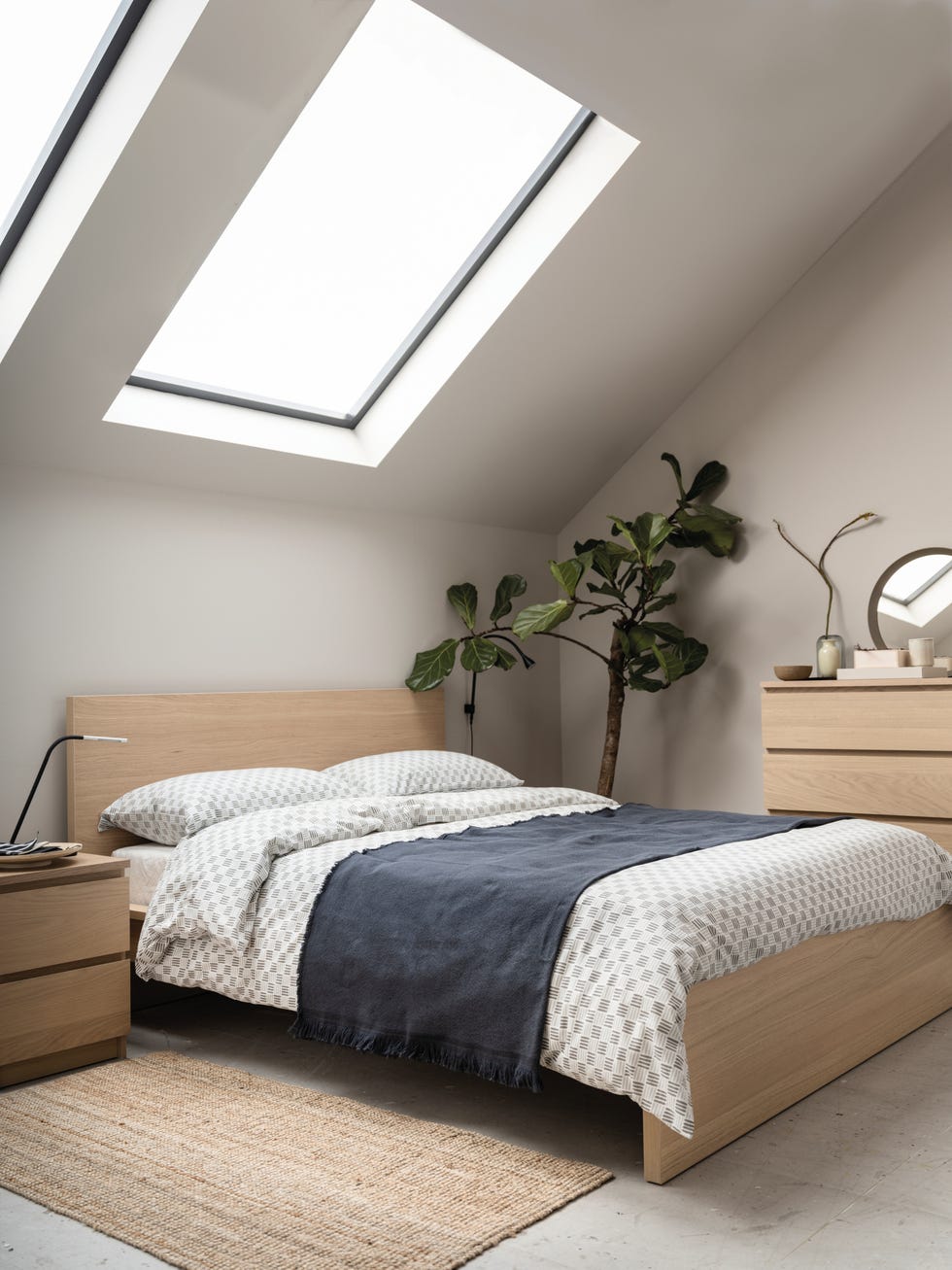 ideas para vestir la cama dormir bien y vencer insomnio estructura de cama y mesilla, en madera ventana en techo abuhardillado