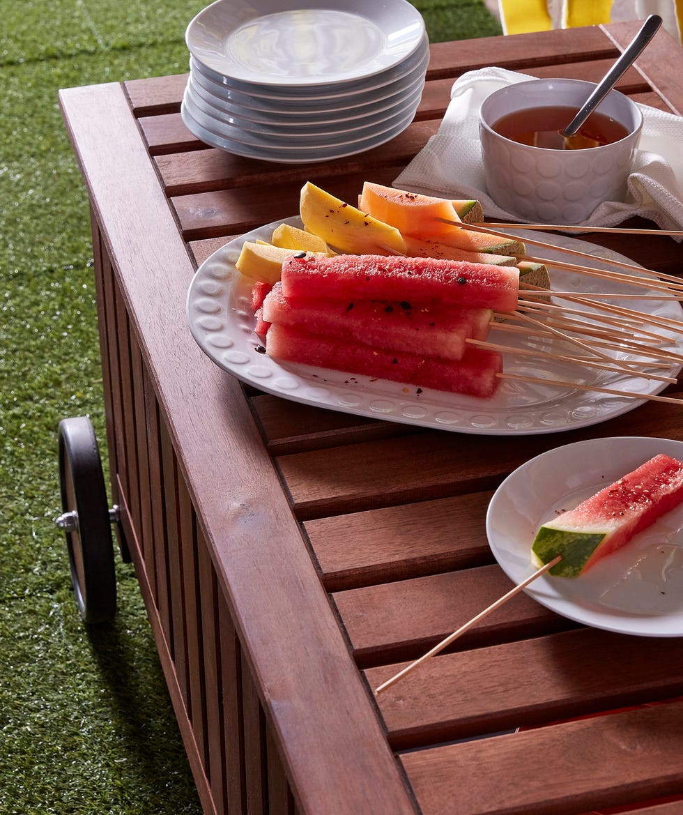 mesa de madera, terraza, vajilla