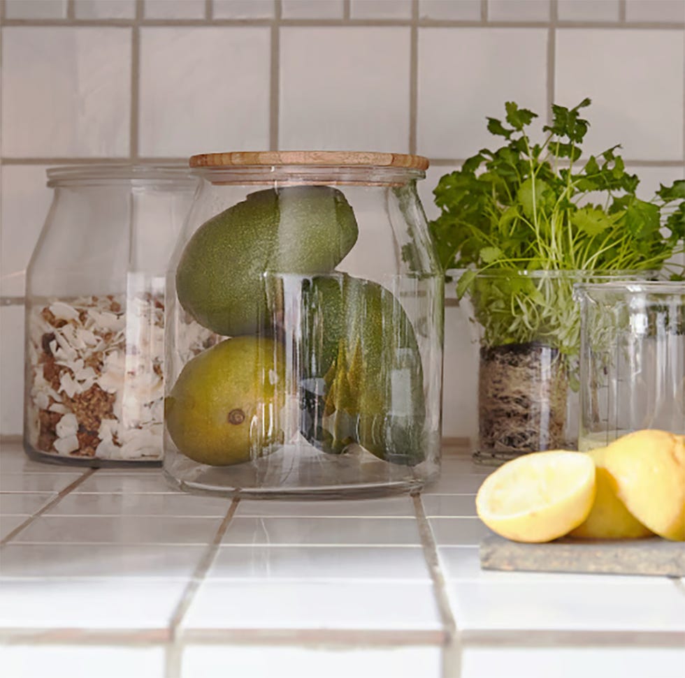 cómo crear un terrario diy con un recipiente de cristal de ikea para organizar la cocina o la despensa